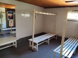 une pièce équipée de bancs et d'un miroir
