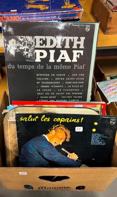 une boîte en carton remplie de disques vinyles posée sur une table
