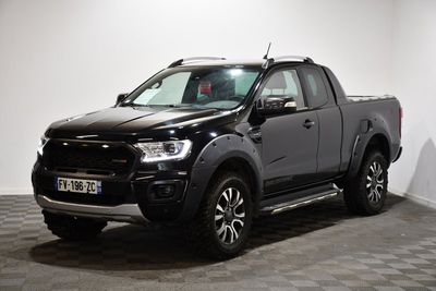 une photo d'un pick-up noir garé dans un showroom