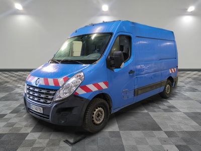 la photo d'une camionnette bleue garée dans une pièce