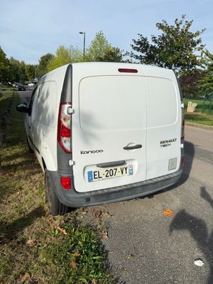 une camionnette blanche garée sur le bord de la route