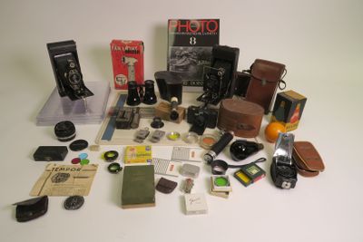 un grand nombre d'objets posés sur une table
