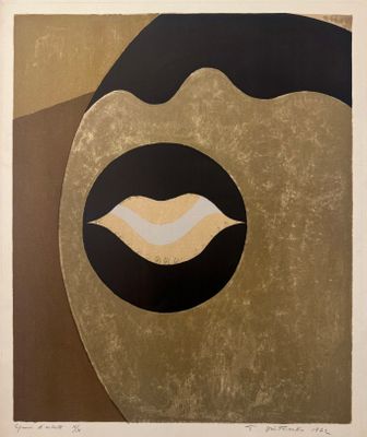 une image représentant un tableau où l'on voit le visage d'une femme arborant un large sourire