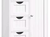 Le meuble en bois blanc comporte quatre tiroirs et une porte.