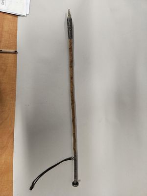Deux outils sont posés sur une table, à côté d'une feuille de papier