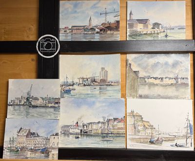 quatre aquarelles représentant des bateaux sur un support en bois, avec une horloge en arrière-plan