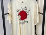 La chemise blanche est suspendue à un portant devant un mur blanc.