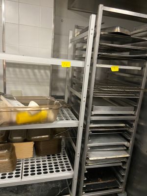 de nombreux plateaux de nourriture sur les étagères de la cuisine
