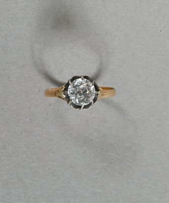 gros plan d'une bague en diamant sur une surface blanche