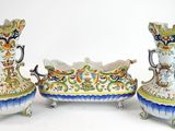 trois vases et un bol posés sur une table