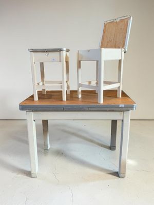 deux chaises posées sur une table en bois