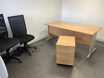 2 bureaux en mélaminé imitation bois, caisson au modèle, 3 c…