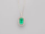 un pendentif en émeraude et diamants