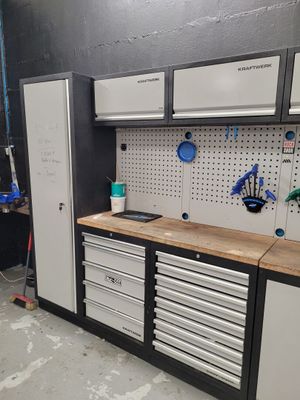 un établi avec des tiroirs et des placards dans un garage