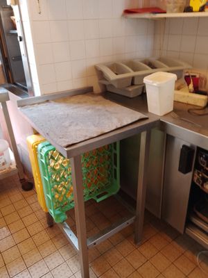 une cuisine équipée d'une table et d'une cuisinière