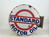un panneau sur lequel est inscrit « huile moteur standard »