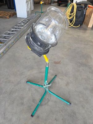 une lampe posée sur un trépied dans un garage