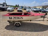 un bateau posé sur une remorque dans un parking