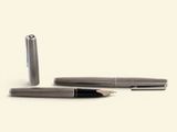 un stylo et un crayon posés l'un à côté de l'autre sur une table