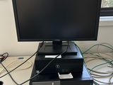 un ordinateur de bureau posé sur un bureau blanc