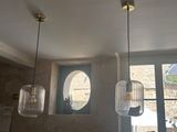 les trois lampes suspendues au plafond de la pièce