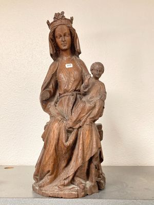 statue en bois représentant une femme tenant un enfant sur ses genoux