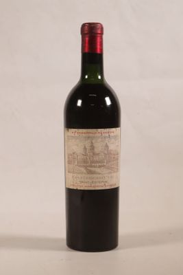 une bouteille de vin posée sur une table