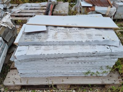 une pile de parpaings posée sur une palette