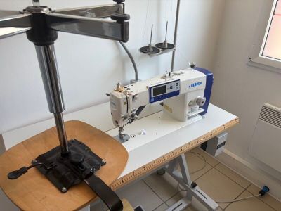 une machine à coudre posée sur une table dans une pièce