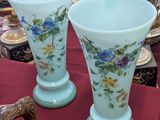 deux vases posés sur une table