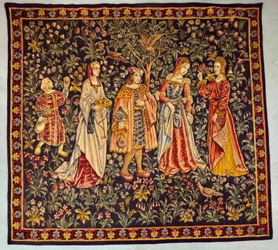 une tapisserie représentant un groupe de personnes debout autour d'un arbre