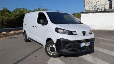 la camionnette blanche est garée sur le côté de la route