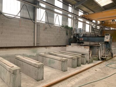 une pièce avec des parpaings et une machine à l'intérieur