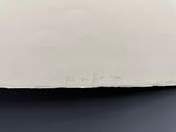 une image représentant une feuille de papier sur laquelle figurent des inscriptions, posée sur une table