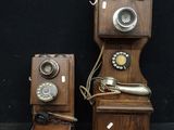 deux téléphones à l'ancienne posés l'un à côté de l'autre sur un fond noir