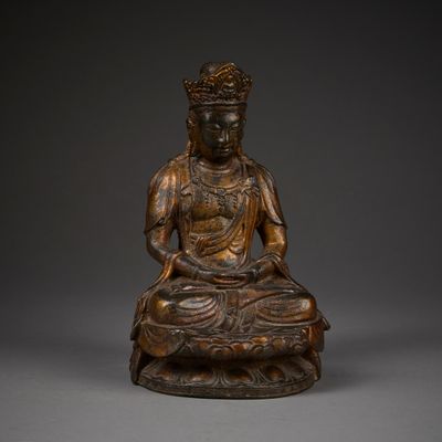 CHINE. Statuette de Guanyin en bronze laqué or, assis en pad…