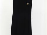 une photo d'une robe noire suspendue à un portant