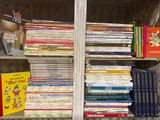 de nombreux livres sur les étagères d'une librairie