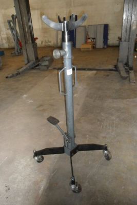 une photo d'un poteau métallique dans un garage