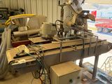 une photo d'une machine qui se trouve dans un garage