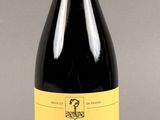 une bouteille de vin posée sur une table