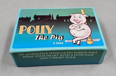 100 / C4 / Cochon mécanique "Polly the pig" dans sa bo…