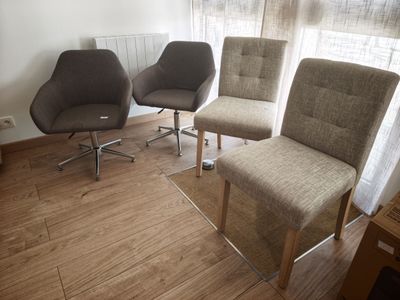 trois chaises posées dans un coin de la pièce