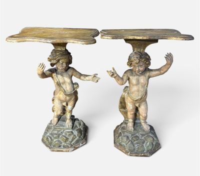 deux statues de chérubins tenant un plateau, l'une au-dessus de l'autre