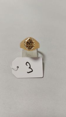 un gros plan d'une bague avec une étiquette de prix posée sur une table