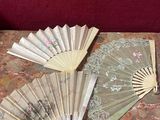 une table sur laquelle sont posés plusieurs éventails en papier