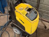 un générateur jaune et noir dans un garage, à côté d'une porte de garage