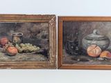 deux tableaux représentant des fruits et un vase posés sur une table, sur fond blanc