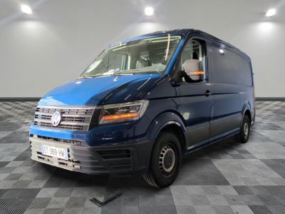 la photo d'une camionnette bleue garée dans un garage