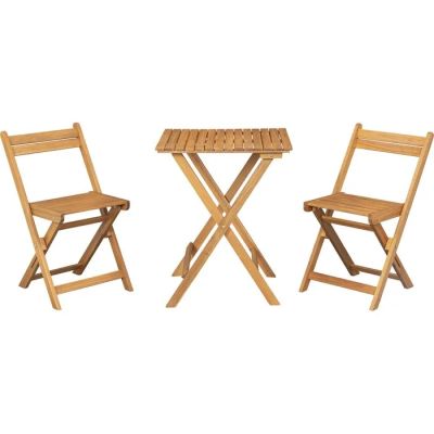 deux chaises en bois et une table sur laquelle est posée une petite table